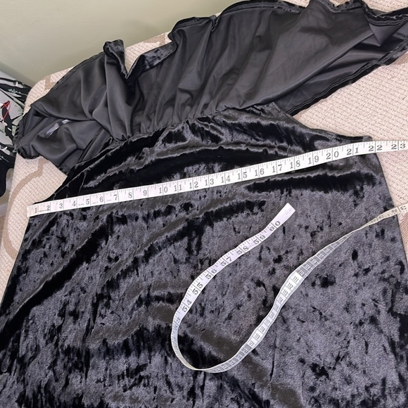 Tres Bien Elegant Black Velvet Mini off the shoulder Dress - Picture 13 of 14